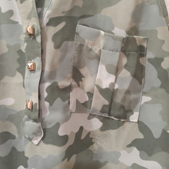 Sleeveless Blouse - Picture 4 of 4